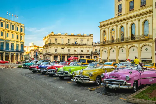Oktober 2019 Färgglada Vintage Klassiska Bilar Parkerade Gatan Havanna Kuba — Stockfoto