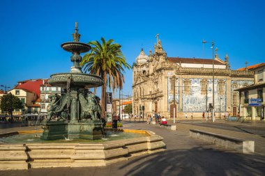 29 Eylül 2018: Carmo Kilisesi, Carmelite Kilisesi ve Portekiz 'deki Aslanlar Çeşmesi. Kilise 1756 ve 1768 yılları arasında kurulmuş. Üstü açık bir azulejo ile kaplanmış..