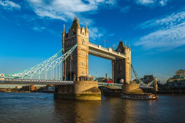 Londra, İngiltere ve İngiltere 'de nehir kenarındaki Tower Bridge.