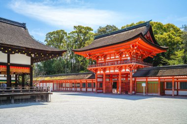 Shimogamo Tapınağı, nam-ı diğer Kamo mioya jinja, Kyoto, Kansai, Japonya 'nın Shimogamo ilçesinde yer almaktadır.