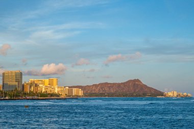 Honolulu şehri ve Elmas Kafa Dağı Oahu Adası, Hawaii, ABD 'de yer almaktadır.