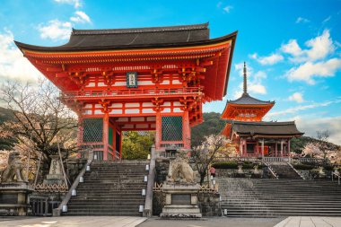Japonya, Kyoto 'daki Kiyomizu Dera Tapınağı' nın kapısı. Çeviri: kiyomizu dera