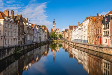 Spiegelrei manzarası, Bruges, Belçika 'nın merkezinde bir su yolu ve sokak..