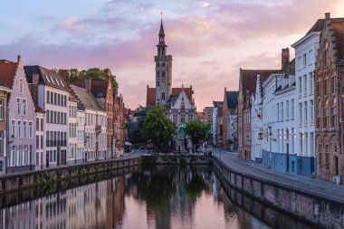 Spiegelrei manzarası, Bruges, Belçika 'nın merkezinde bir su yolu ve sokak..