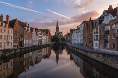 Spiegelrei manzarası, Bruges, Belçika 'nın merkezinde bir su yolu ve sokak..