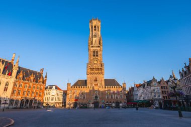 Markt, Pazar Meydanı ve Belçika 'nın Bruges şehrinde bulunan çan kulesi.