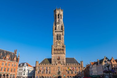 Markt, Pazar Meydanı ve Belçika 'nın Bruges şehrinde bulunan çan kulesi.