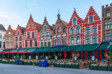 Markt, Pazar Meydanı, Belçika 'nın Bruges şehrinde renkli cepheli evlerin merkezi meydanı.