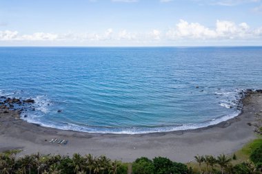Tayvan 'ın Taitung ilçesindeki Dulan plajının hava manzarası.