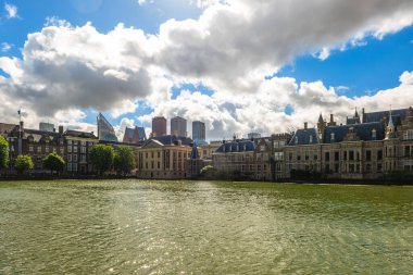 Hofvijver, Court Pond ve Binnenhof Lahey, Hollanda şehir merkezinde yer almaktadır.