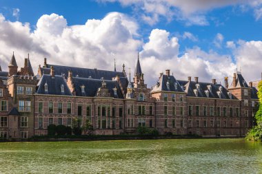 Hofvijver, Court Pond ve Binnenhof Lahey, Hollanda şehir merkezinde yer almaktadır.