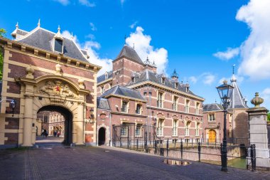 Mauritspoort ya da Grenadierspoort, Hollanda, Lahey 'de bulunan Binnenhof' un doğu kapısı.