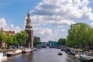 Montelbaanstoren, Oudeschans 'ın kıyısında bir kule, Amsterdam, Hollanda' da bir kanal.