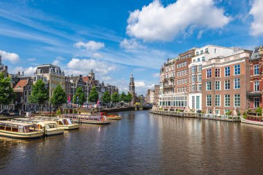 Munttoren ya da Munt, Hollanda 'nın Amsterdam kentindeki Muntplein Meydanı' nda bulunan Naneli Kule.