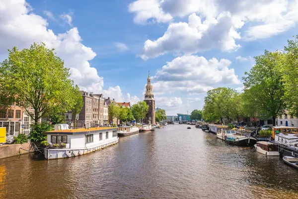 Montelbaanstoren, Oudeschans 'ın kıyısında bir kule, Amsterdam, Hollanda' da bir kanal.