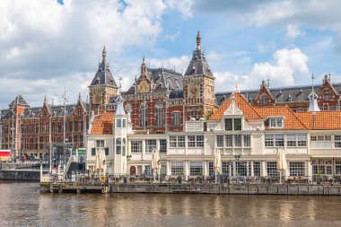 Amsterdam Centraal İstasyonu, Amsterdam, Kuzey Hollanda, Hollanda 'daki en büyük tren istasyonu.