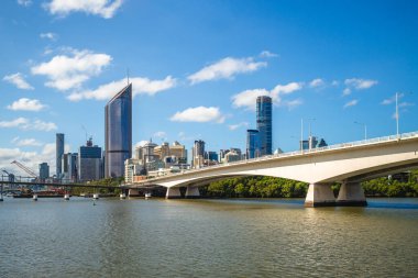 Brisbane Nehri üzerindeki Kaptan Cook Köprüsü Queensland, Avustralya