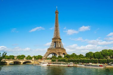 Paris, Fransa 'daki Seine nehrinin sol kıyısındaki Eyfel Kulesi
