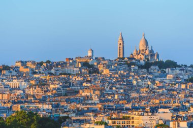 Montmartre 'ın Kutsal Yüreği Paris, Fransa' daki Montmartre tepesinin tepesinde yer almaktadır.