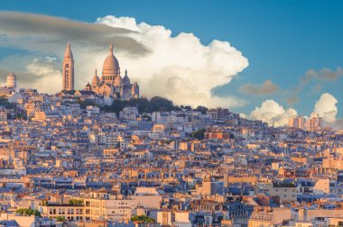 Montmartre 'ın Kutsal Yüreği Paris, Fransa' daki Montmartre tepesinin tepesinde yer almaktadır.