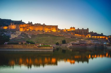 Jaipur, Rajasthan, Hindistan 'daki Amber Kalesi' nin gece manzarası.