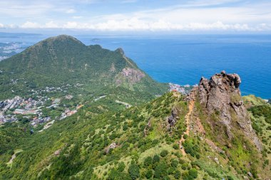 Çaydanlık dağı ve Ruifang kasabasındaki Jinguashi köyünün havadan görünüşü, New Taipei City, Tayvan