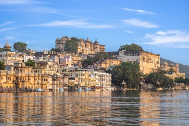 Pichola göl kıyısı manzarası ve Udaipur, Rajasthan, Hindistan 'daki şehir sarayı.