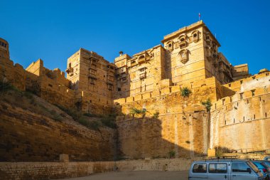 Jaisalmer kalesi Hindistan 'ın Rajasthan eyaletindeki Jaisalmer şehrinde yer almaktadır.