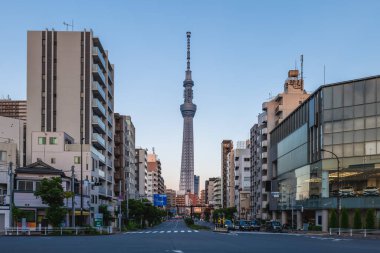 Tokyo, Japonya 'da Komagata bashi Köprüsü yakınlarındaki Sumida şehrinin sokak manzarası