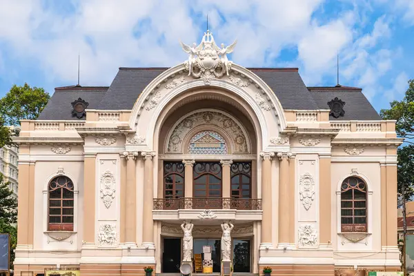 Ho Chi Minh Şehir Bale, Senfoni, Orkestra ve Opera Ho Chi Minh City, Vietnam. Çeviri: Saigon Opera Binası 