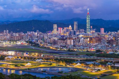 Tayvan 'ın Taipei şehrinin Xinyi ilçesinin gece manzarası