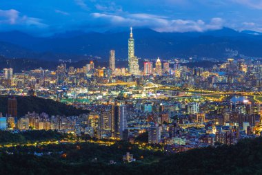 Tayvan 'ın Taipei şehrinin Xinyi ilçesinin gece manzarası