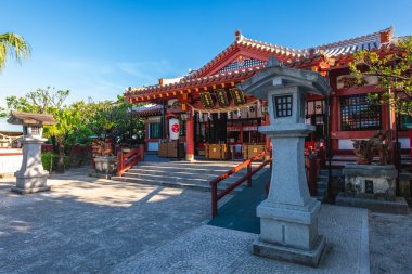 Naha City, Okinawa, Japonya 'daki Naminoue Tapınağı' nın gece manzarası. Tercümesi: 