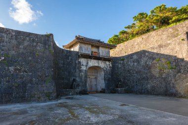 Kankai Mon, Japonya, Okinawa 'daki Shuri Kalesi' nin dış duvarının ilk ön kapısı. Çeviri: Kankai Mon