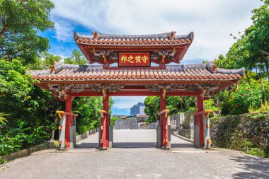 Shureimon, Japonya 'nın Okianawa kentindeki Shuri kalesinin kapısı. Tercümesi: 