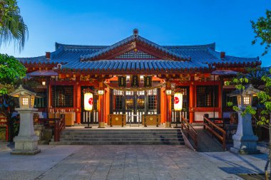 Naha City, Okinawa, Japonya 'daki Naminoue Tapınağı' nın gece manzarası. Tercümesi: 