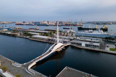 Tayvan, Kaohsiung Limanı 'ndaki Dagang Köprüsü' nün havadan görüntüsü.