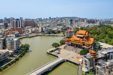 Kaohsiung Jinshi Gölü 'ndeki Bao An Tapınağı' nın havadan görünüşü.