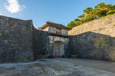 Kankai Mon, Japonya, Okinawa 'daki Shuri Kalesi' nin dış duvarının ilk ön kapısı. Çeviri: Kankai Mon