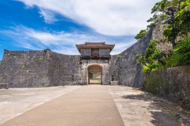 Kankai Mon, Japonya, Okinawa 'daki Shuri Kalesi' nin dış duvarının ilk ön kapısı. Çeviri: Kankai Mon