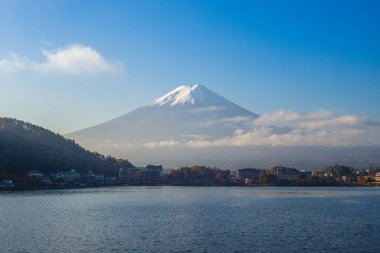 Japonya 'daki Yamanashi' de Fuji Dağı ve Kawaguchi Gölü manzarası.