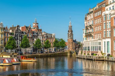 Munttoren ya da Munt, Hollanda 'nın Amsterdam kentindeki Muntplein Meydanı' nda bulunan Naneli Kule.