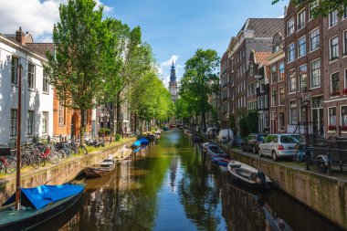 Hollanda, Amsterdam 'daki Staalmeestersbrug Köprüsü' nden Zuiderkerk, Güney Kilisesi 'nin kalesi.