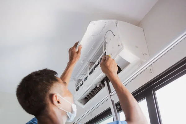 技術者電気掃除家庭用エアコン室内 — ストック写真