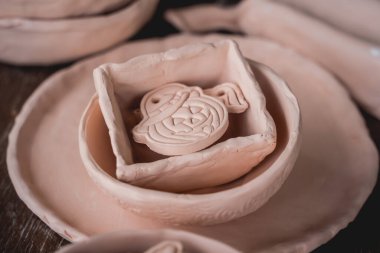 Atölyedeki masada seramik oyuncaklar.