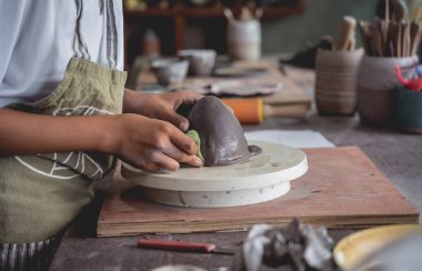 Kil ürünleri üzerine büyük atölye çalışması..