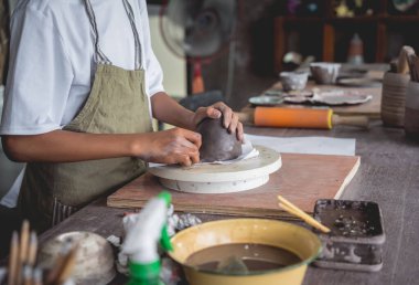 Kil ürünleri üzerine büyük atölye çalışması..