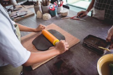 Kil ürünleri üzerine büyük atölye çalışması..