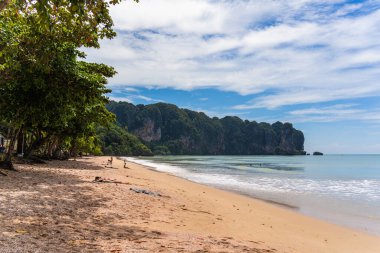 KRABI, THAILAND - 09 Ekim 2022 Ao Nang Plajı.