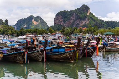 KRABI, THAILAND - 09 Ekim 2022: Okyanus sahilinde geleneksel Tayland tekneleri